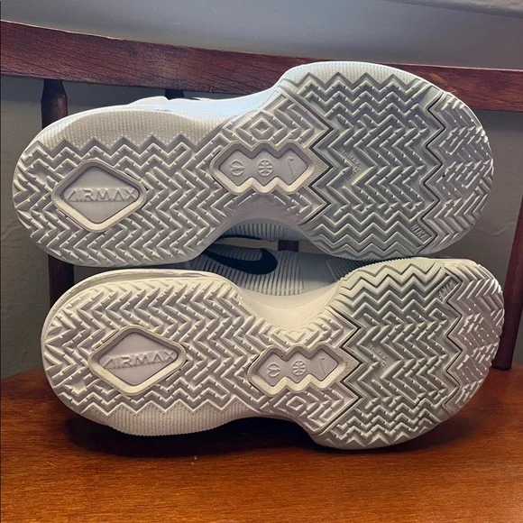 NWOT Nike Air Max Impact 4 Basketball Shoes White / Black Kids Size 4 - Picture 10 of 10